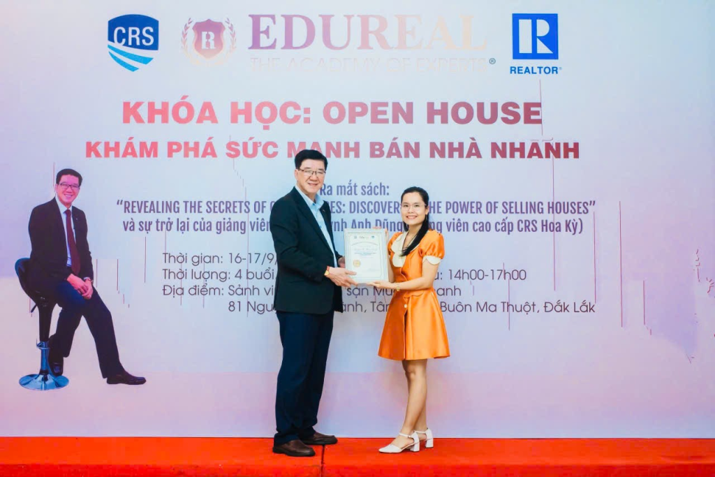 Thầy Henry Huỳnh Anh Dũng và giảng viên Thùy Trang